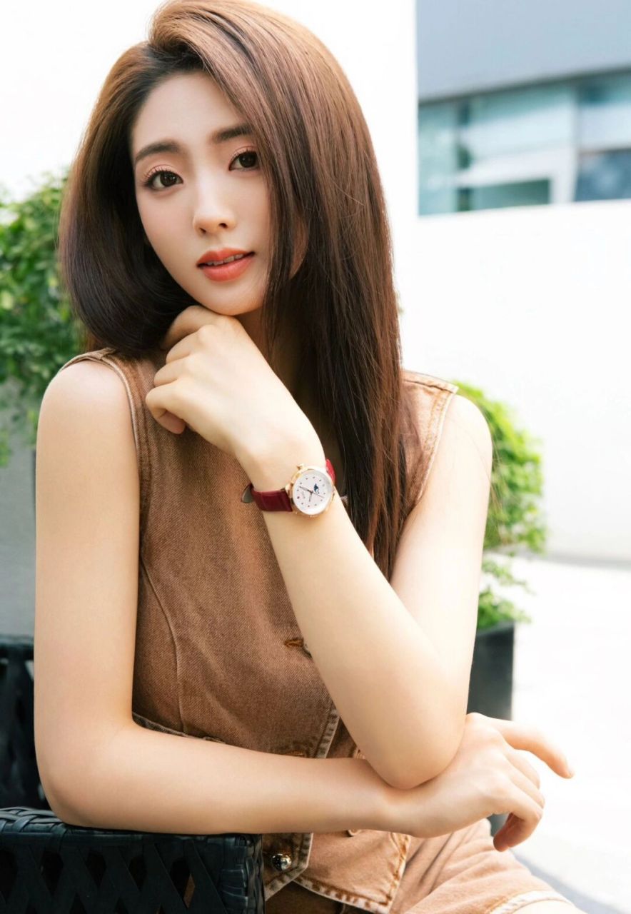 邢菲美拉德穿搭指南,轻松变身时尚达人  邢菲穿搭示范:水洗描边复古