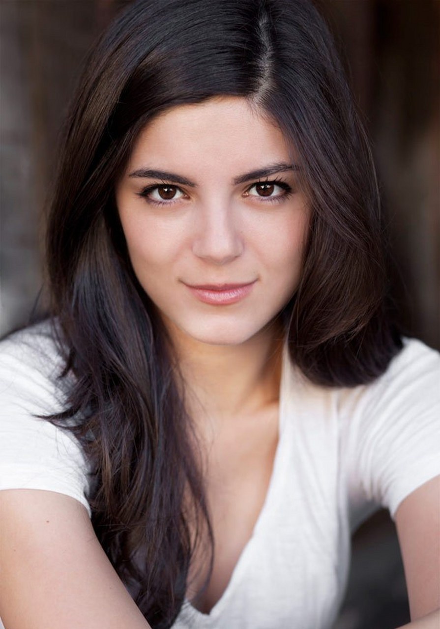 小花莫妮卡·巴巴罗是一位90后女演员,以甜美的笑容和大气明艳的外貌