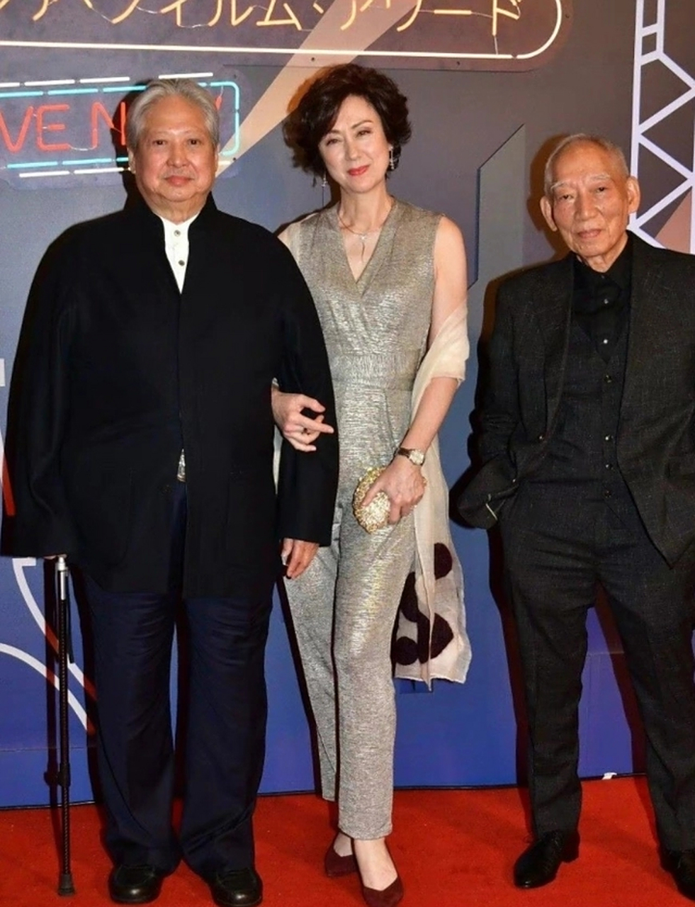 洪金宝和妻子高丽虹一起去参加颁奖典礼,洪金宝的妻子高丽虹这次穿的