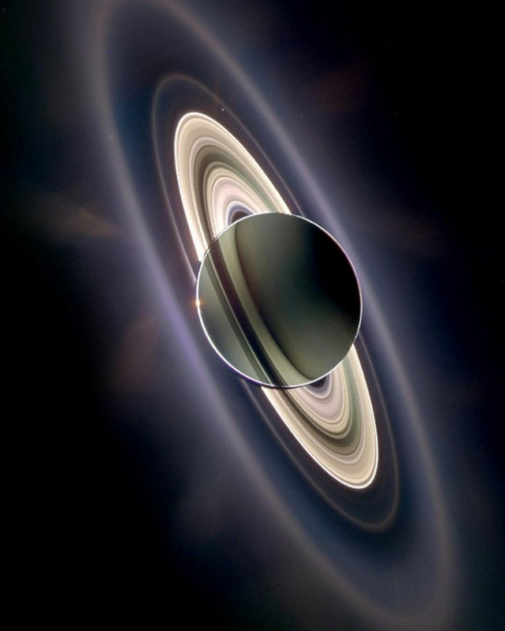 这张土星照片是2006年9月15日由卡西尼号探测器拍摄的,当时它拍了165
