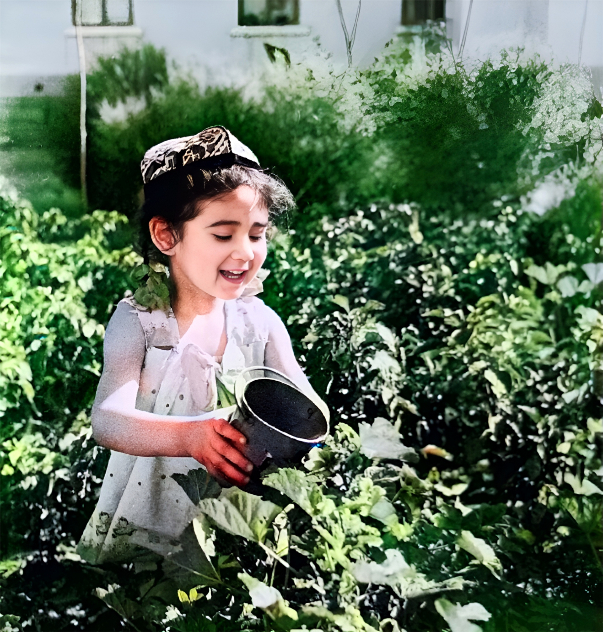 1959年,新疆乌鲁木齐,一位维吾尔族的小姑娘拿着一个小铁桶正快乐地