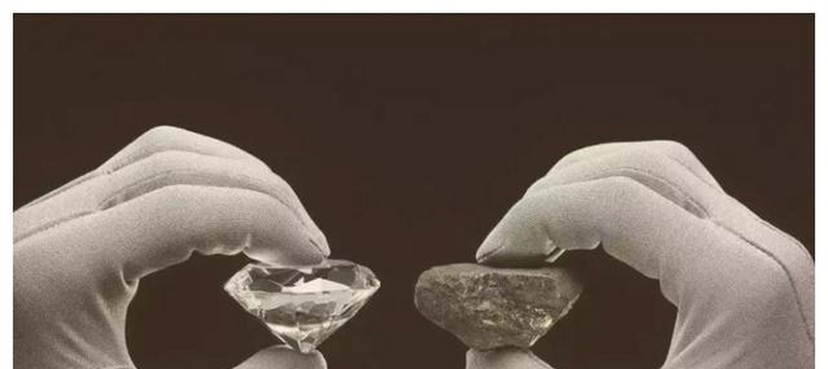 关于钻石的形成,最常见的解释是煤(植物化石)被压缩到地下,等它变得