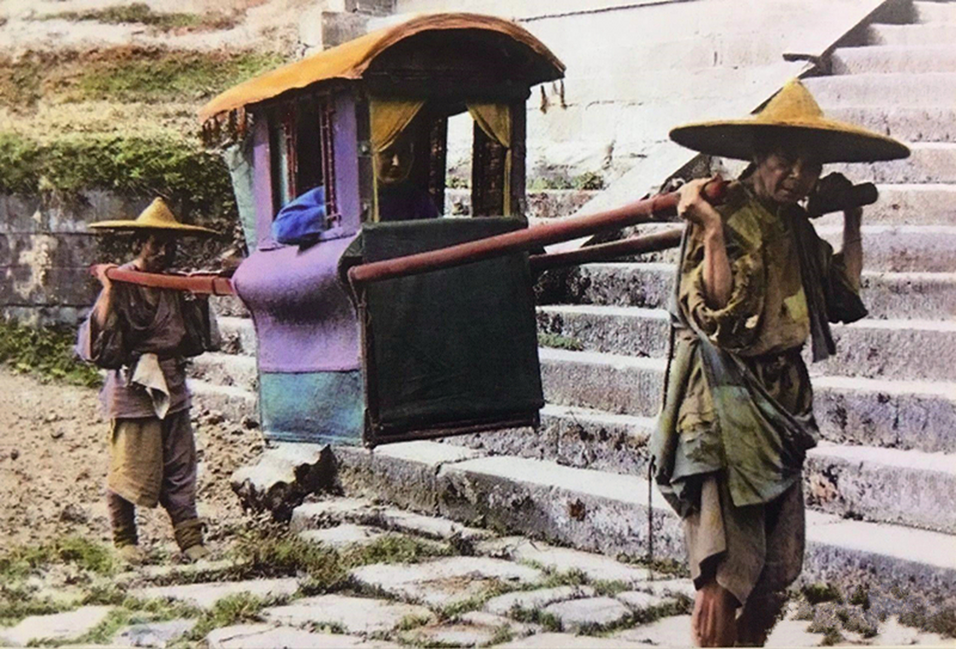 他们戴着大毡帽,打着绑腿,抬轿子很辛苦,但赚取的收入很微薄,勉强能养