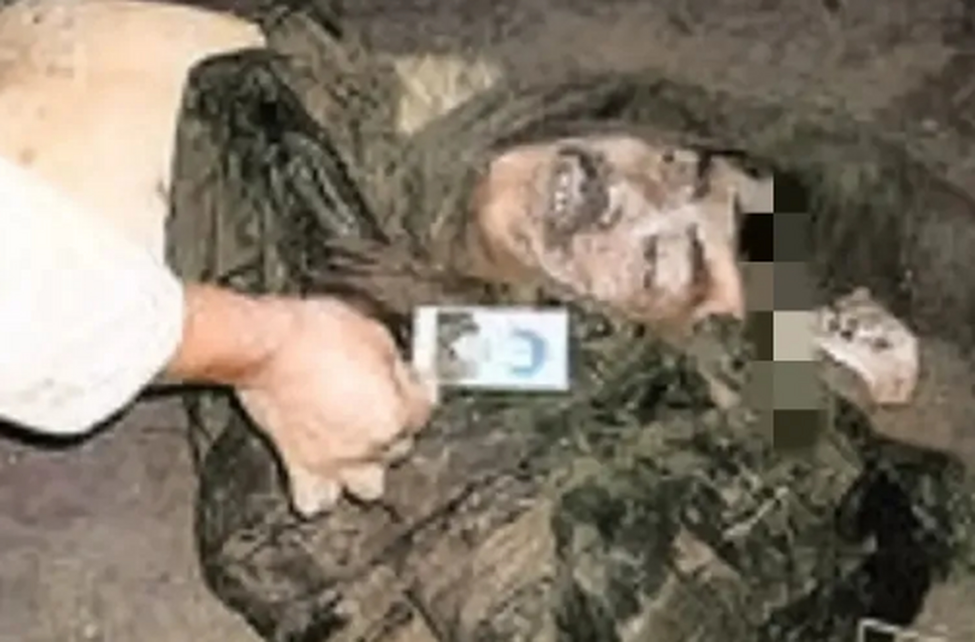 2003年,湖北潜江街头,"悍匪"谢先荣被击毙后,留下的真实影像,当时的他