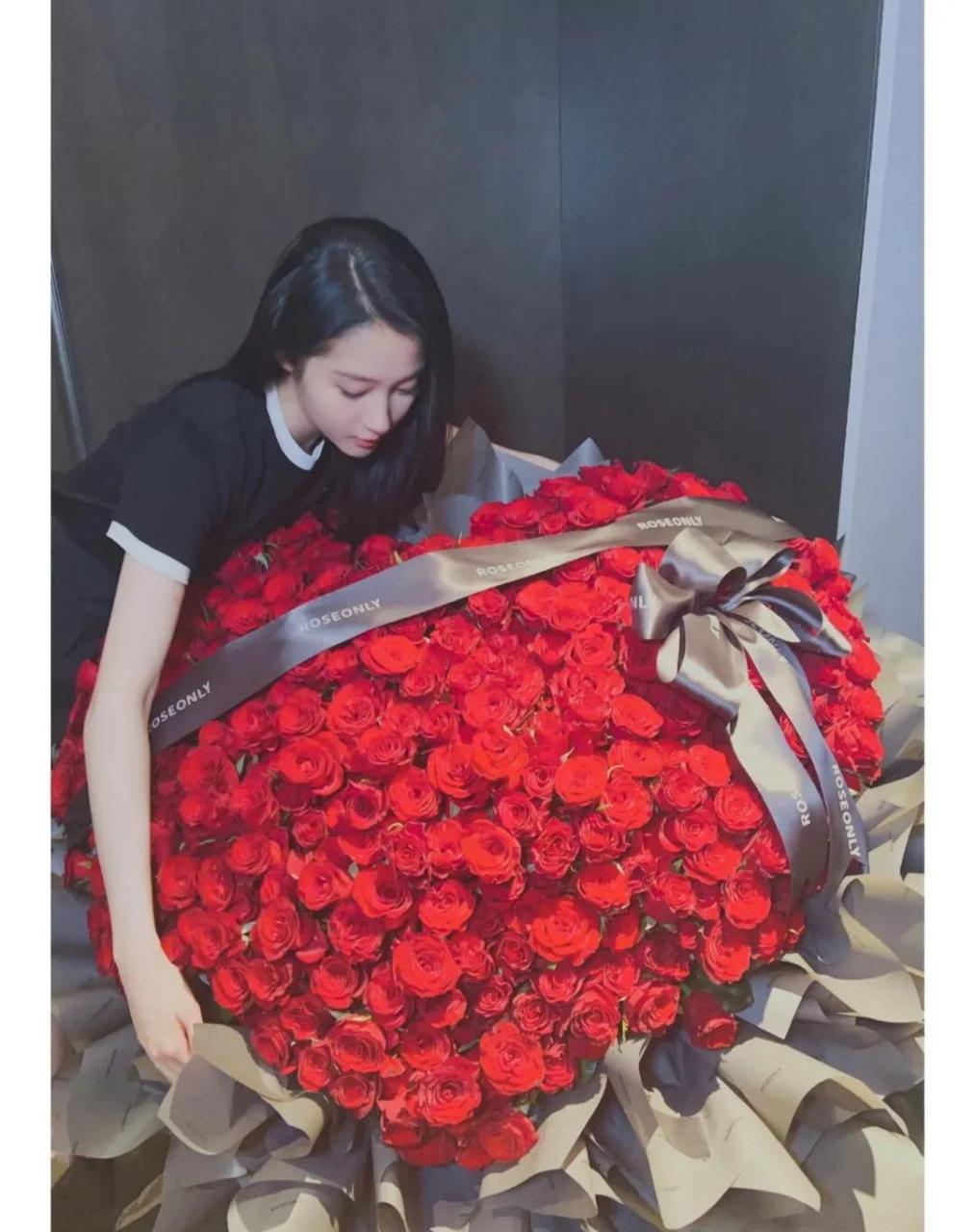 刷到了关晓彤的这组手捧超大玫瑰的随拍,还没到520就收到了这么大份