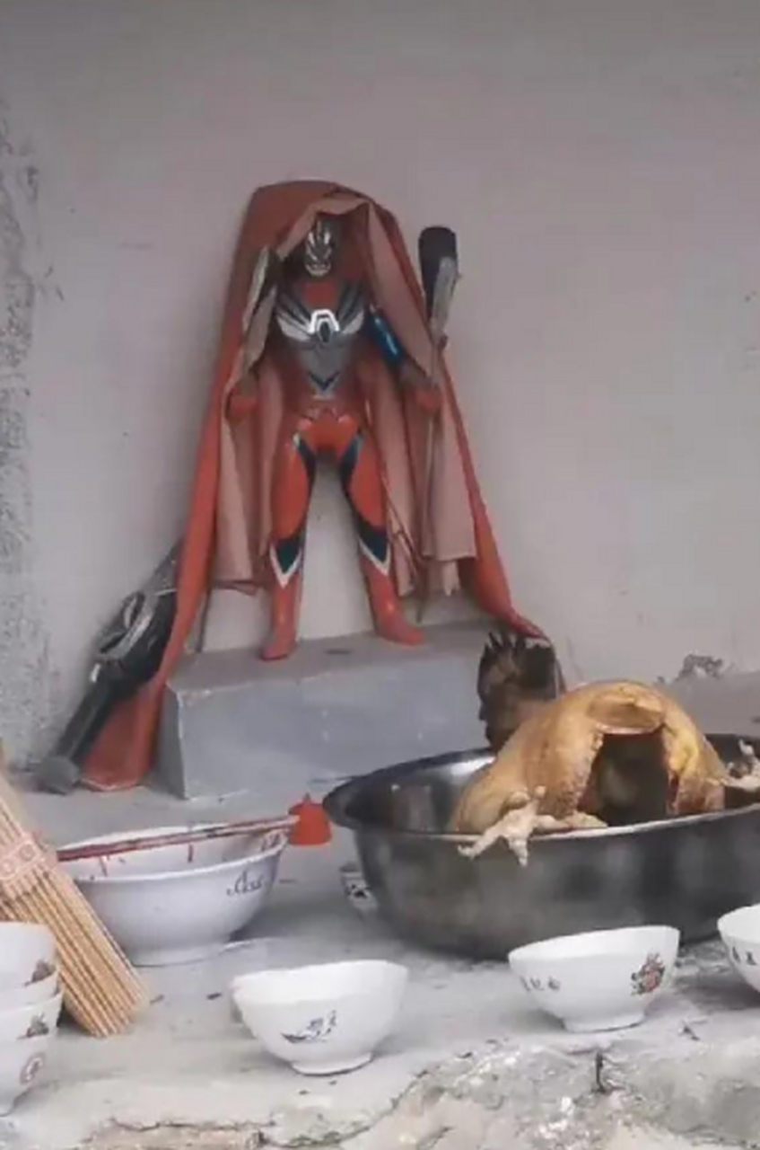 奥特曼成神了,拜的都是牛人!