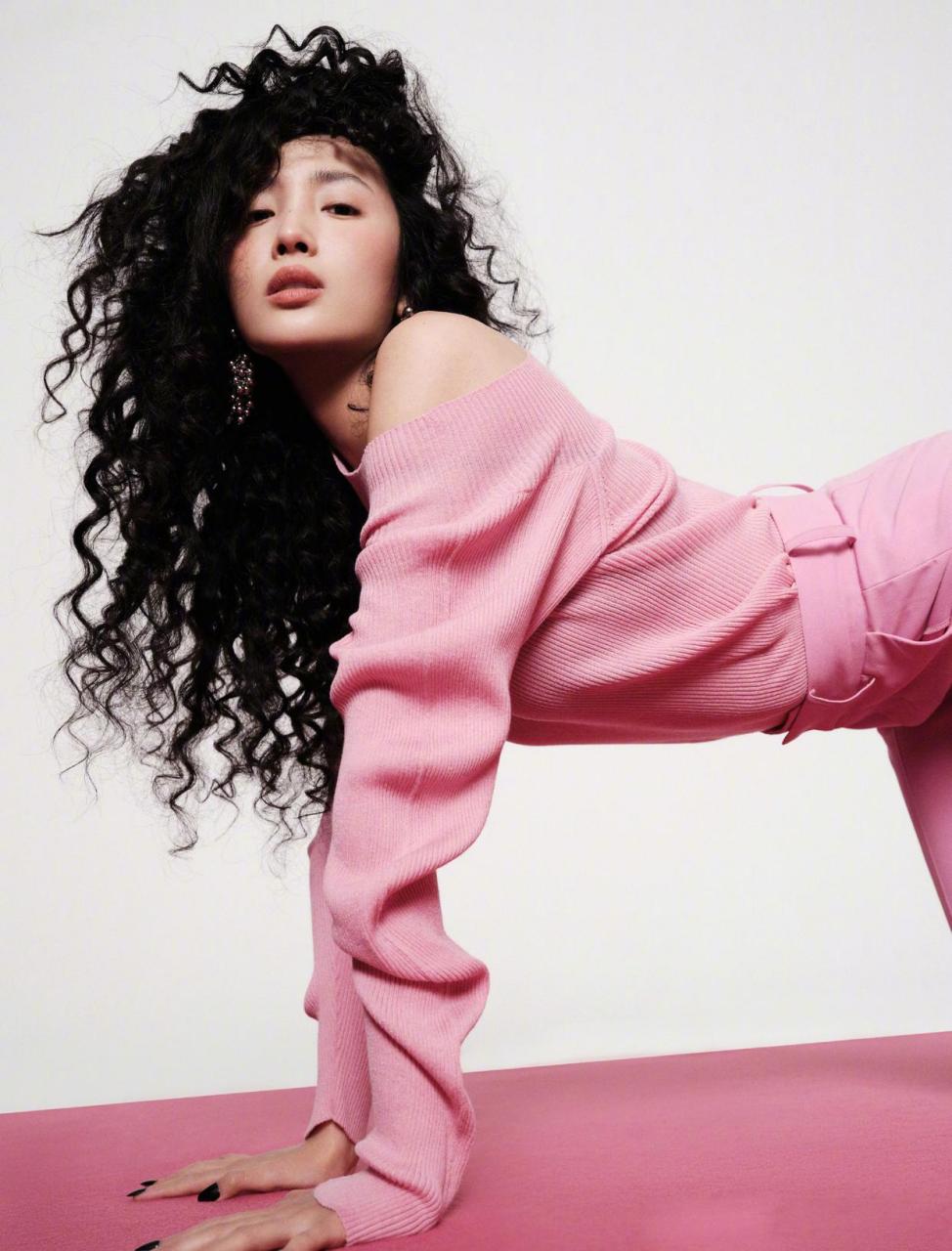 又被王紫璇给狠狠的美到,色彩碰撞式服装搭复古的羊