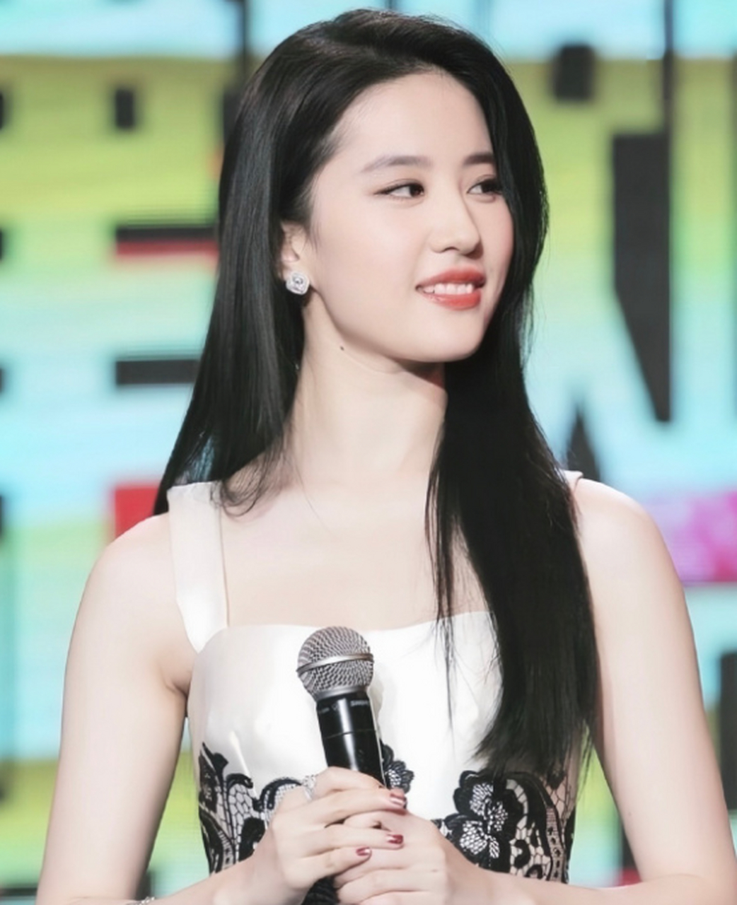 刘亦菲的黑长直造型真是太美了,让人陶醉其中无法自拔!