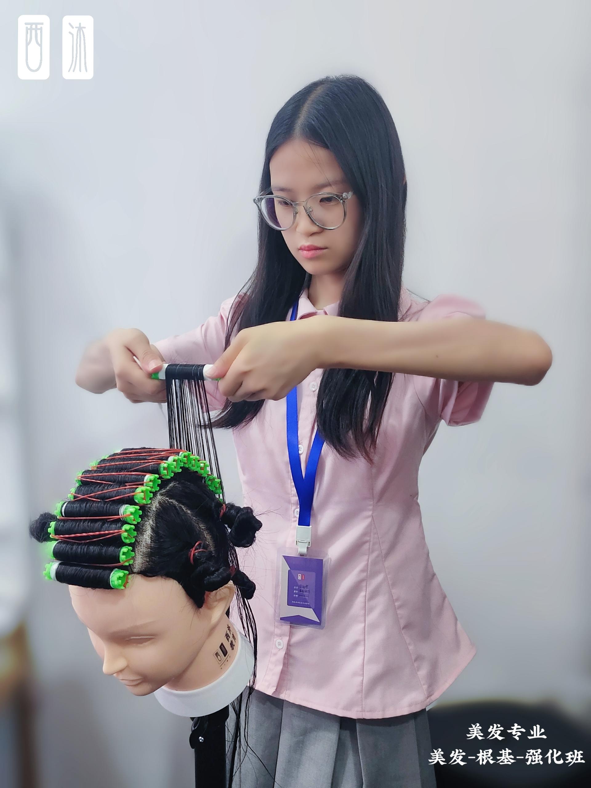 不仅专业技能过硬而且 美发与形象设计专业学生实际教学图片美发与