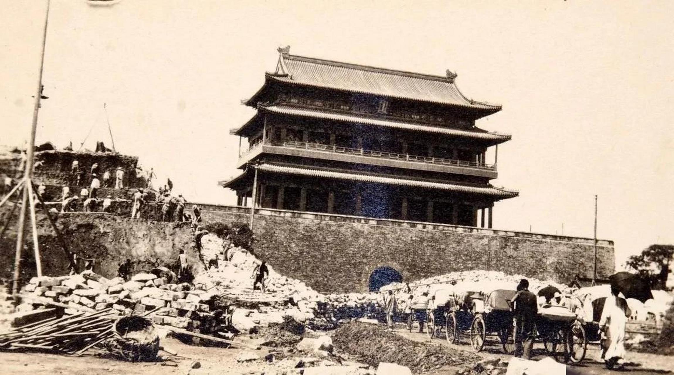 1915年,在时任内务总长兼北京市政督办朱启钤主持下,拆除正阳门瓮城