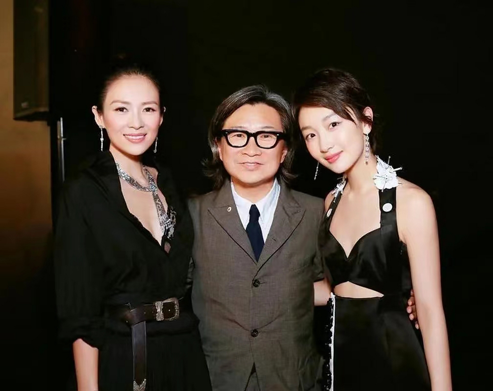 周冬雨长得真不差,只要挑对造型,和章子怡同框也丝毫不逊色