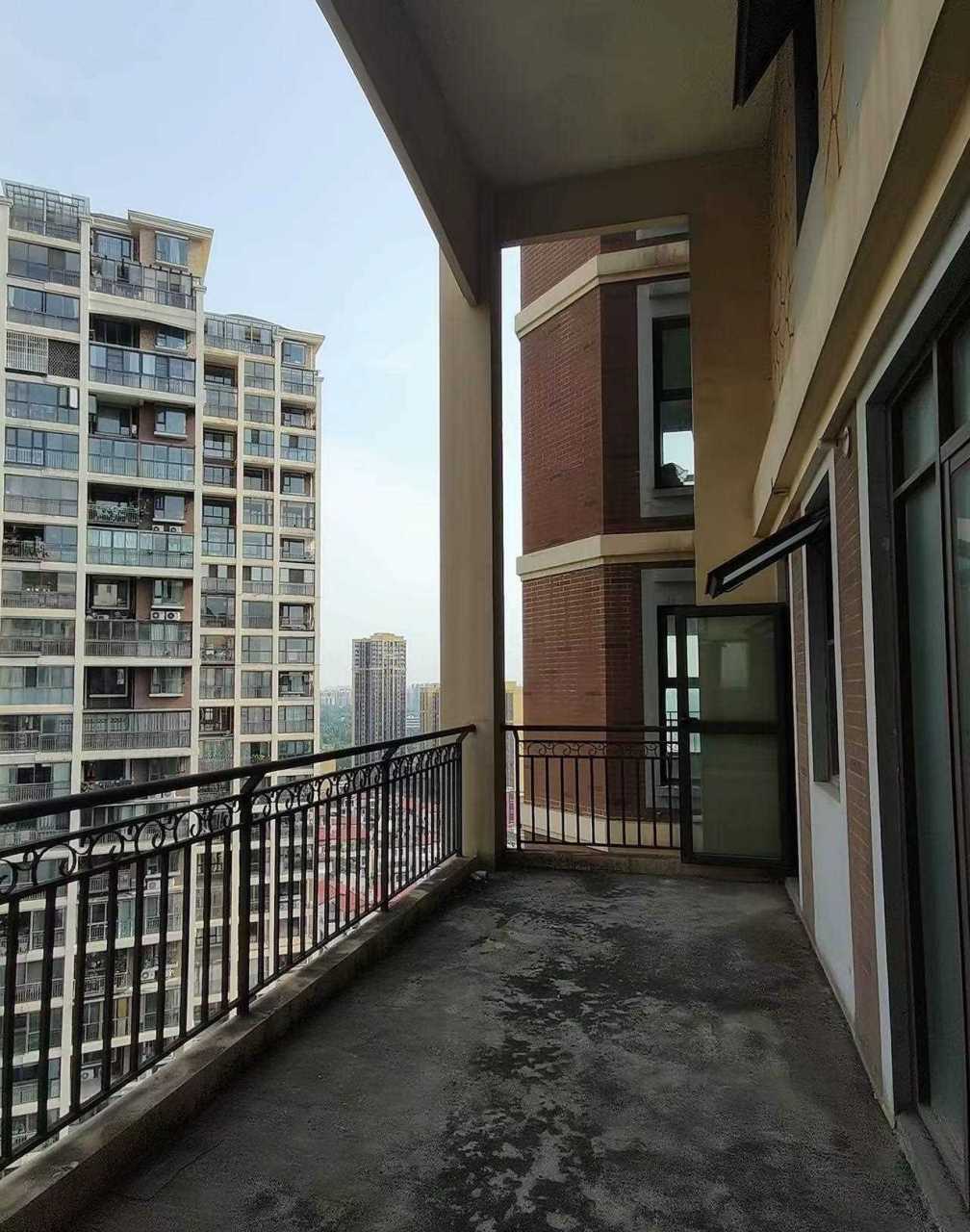 今天小熊猫去蓝光香境给一位客户量房,这套房子建筑面积140平,但是