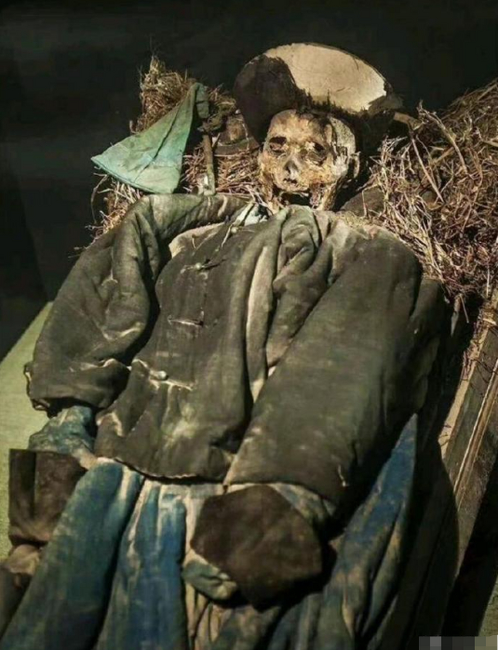 年的新疆,喀什某处荒无人烟的山洞中,一个小羊倌偶然发现了一具干尸