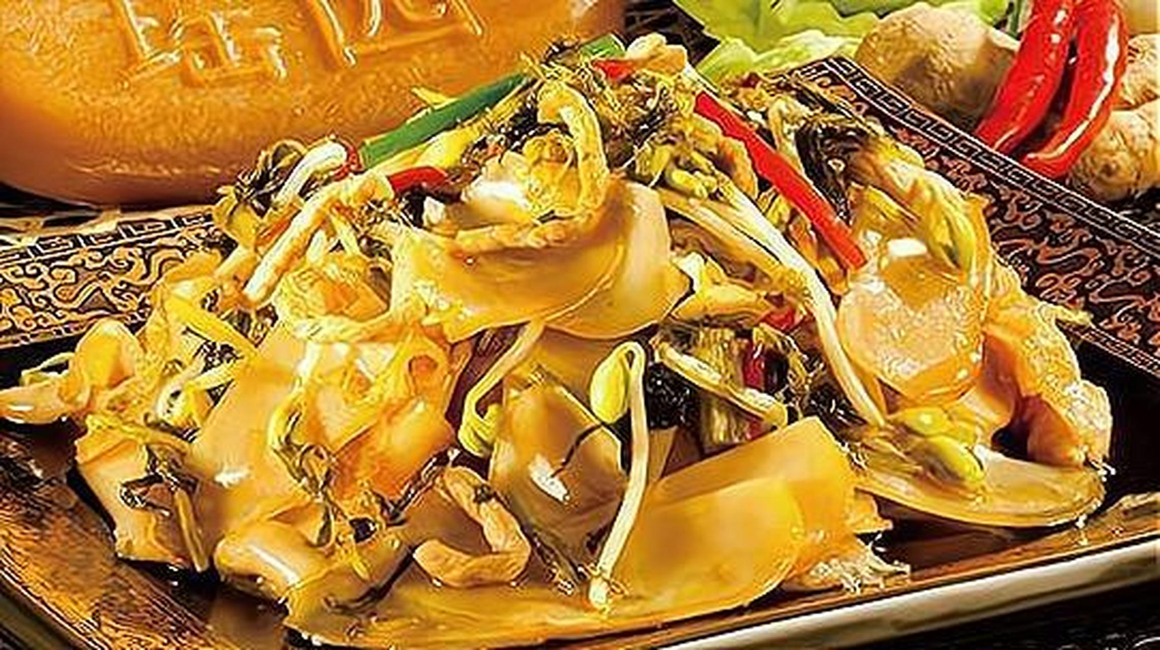 碱水粑——是江西省景德镇市的一道经典地方小吃,碱水粑炒鸡蛋是最