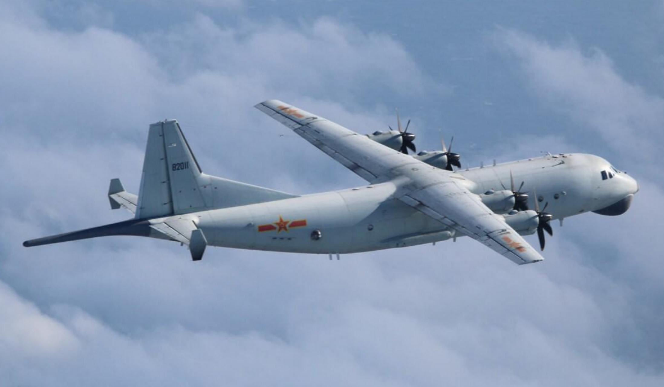 解放军呛台军"来了你能咋滴",运8q绕飞台东,台