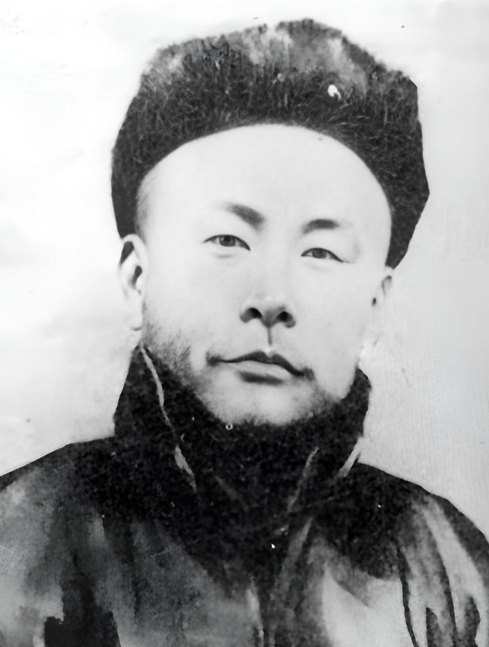 随后霍元甲向宫主李瑞东发起挑战,李瑞东说道:"我站在这里,让你做三招