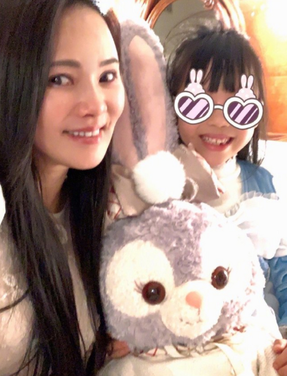 伊能静晒出了女儿米粒的照片,6岁的小米粒有着一对浅浅的梨涡,是一个