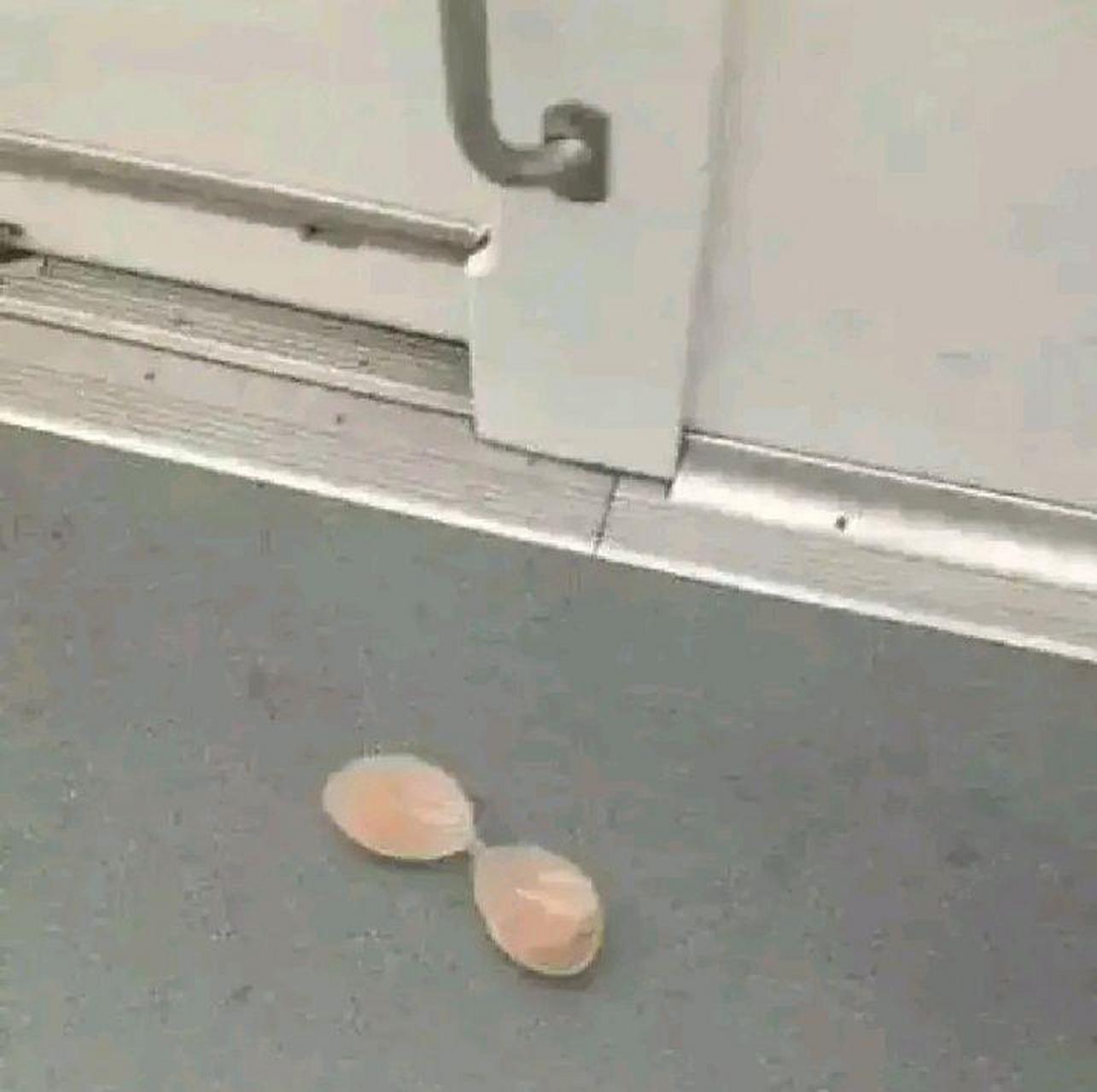 地铁好挤啊  搞笑丨笑话丨搞笑图片丨gif搞笑丨内涵丨神回复 #搞笑