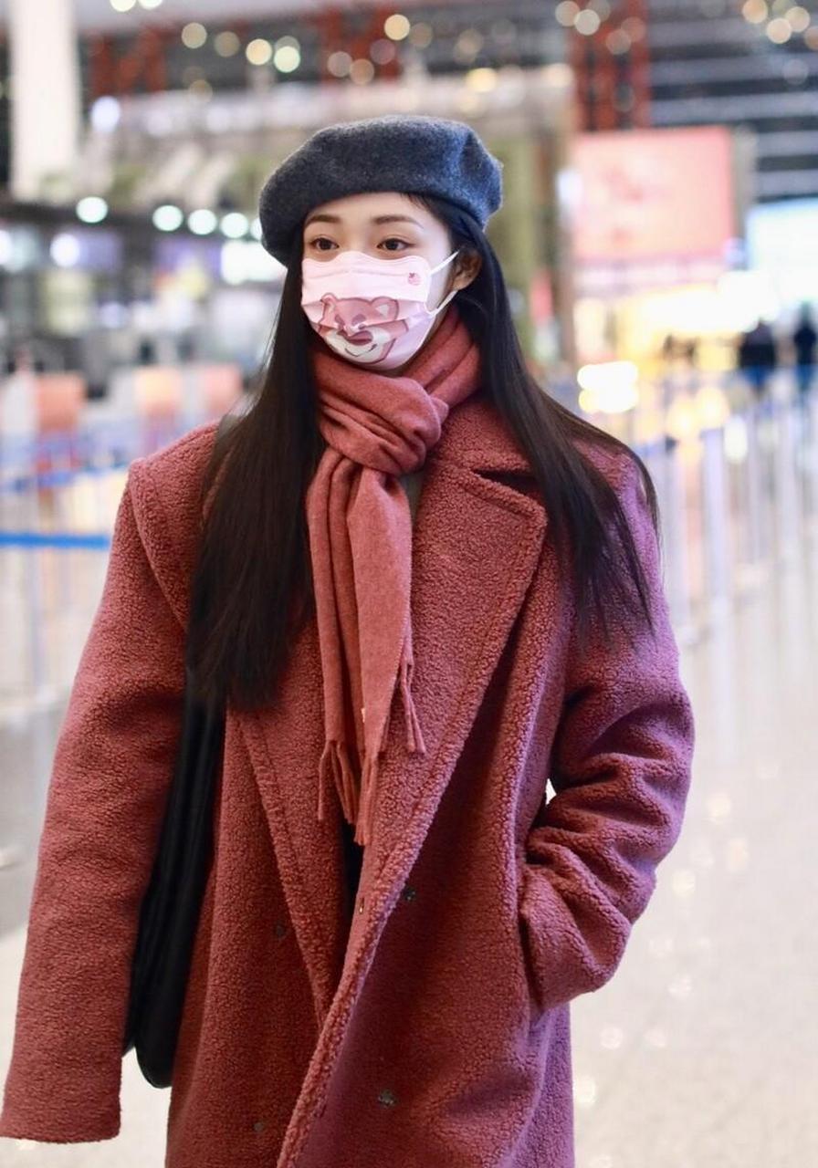 周洁琼机场街拍,泰迪大衣 围巾 贝雷帽 拖鞋 单肩包时尚大气[比心]