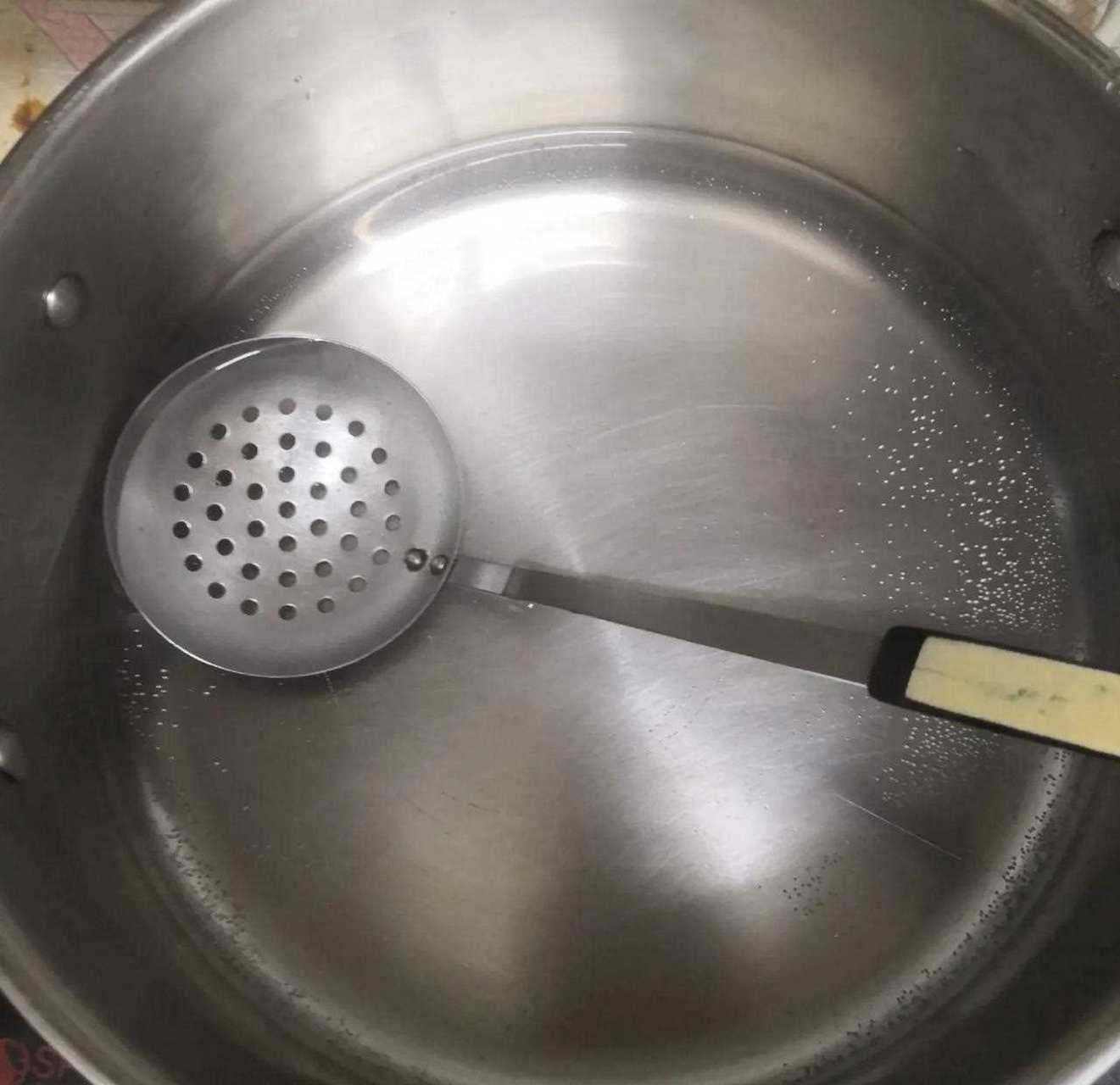 不锈钢锅蒸东西后,锅底形成水渍,总是用百洁布用力搽,今天用一点白醋