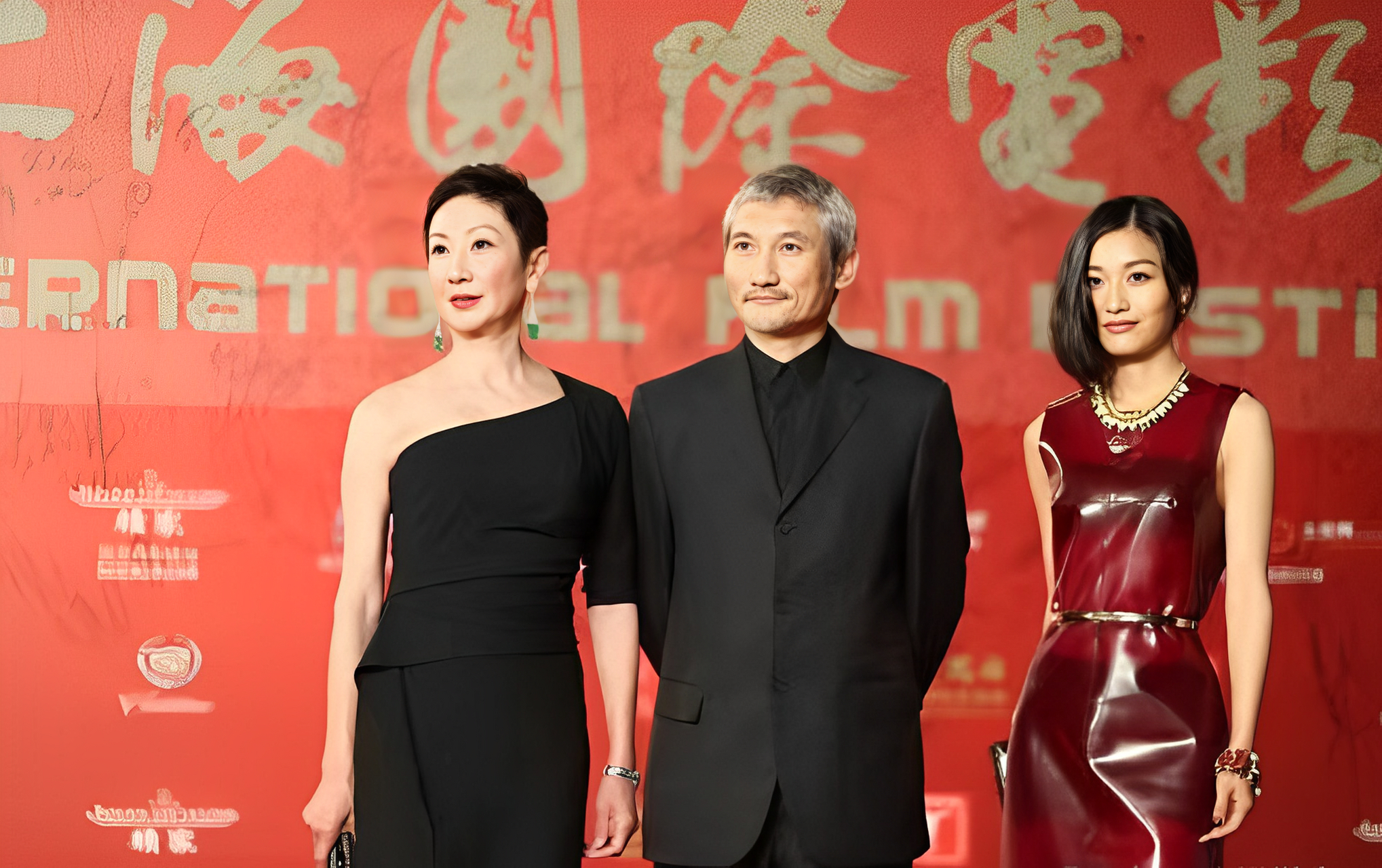 "施南生,徐克的妻子,听到这句话时伤心欲绝,但最后她还是把荣誉给了