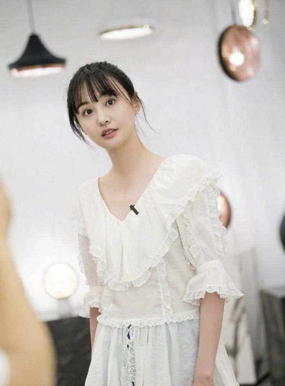 郑爽节目高清剧照来了,白色蕾丝边上装有种复古宫廷feel.