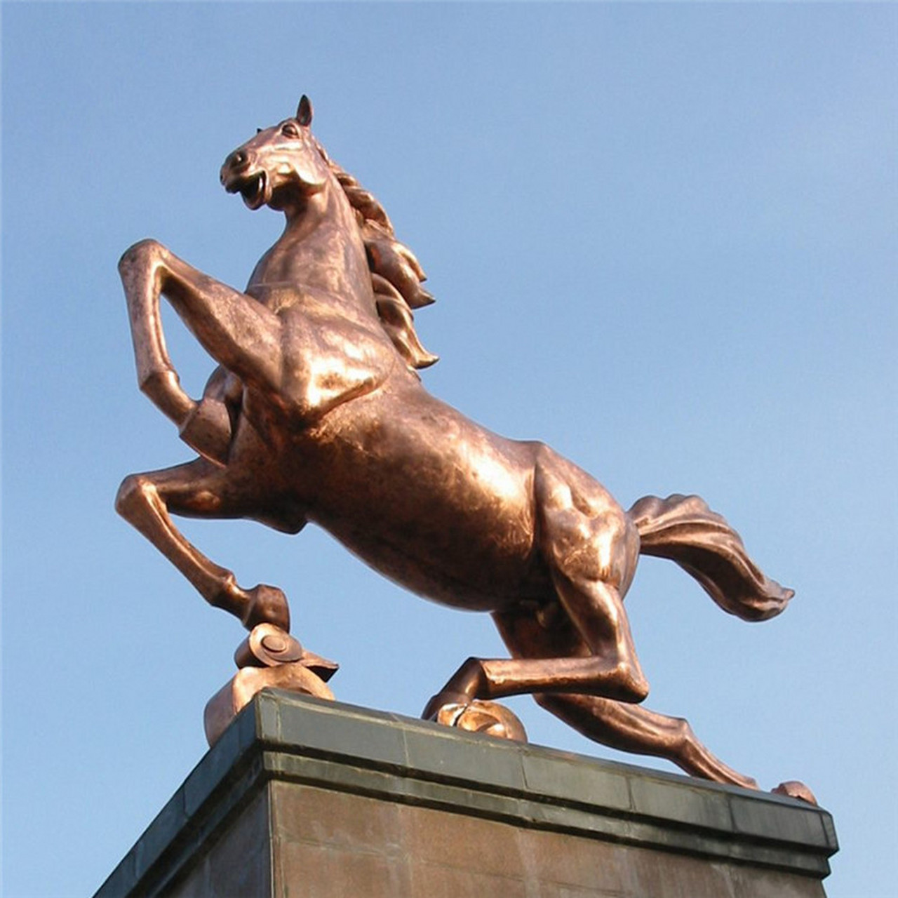 紫铜马踏飞燕 复古铜马雕塑 小区广场铜雕群马定做 紫铜马飞奔铜马