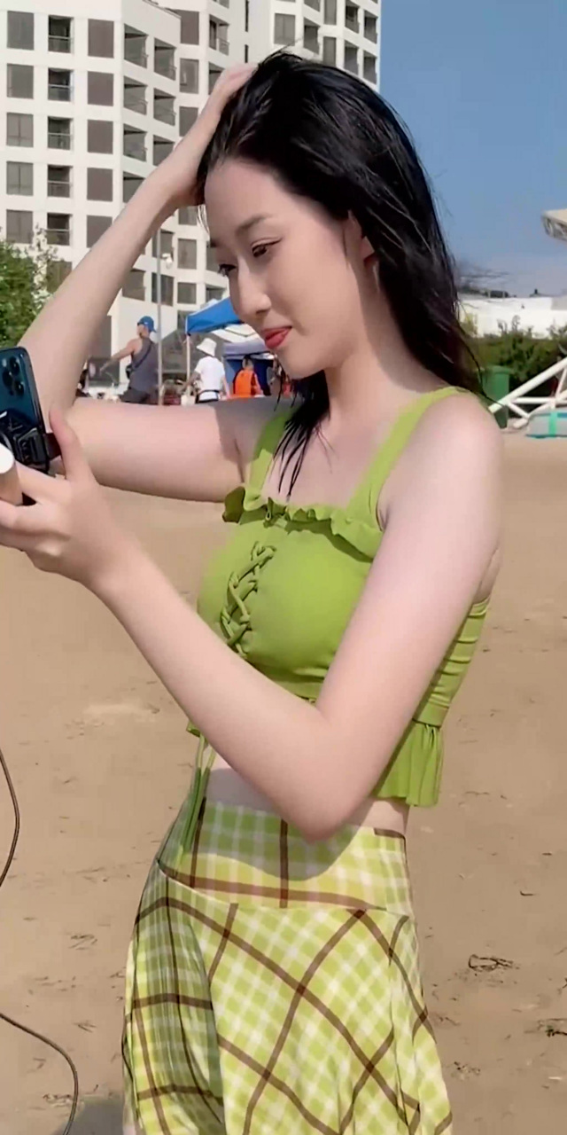 海边街拍美女模特,一身性感泳装,大长腿太迷人了