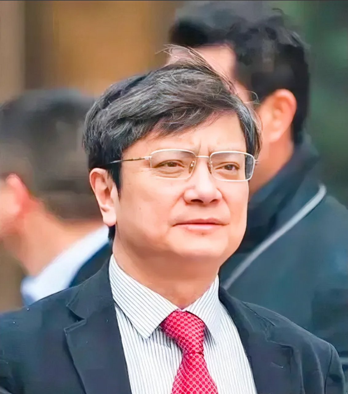 这时,一名女大学生有气无力地问郑强:"强哥,我是学校军乐团的.