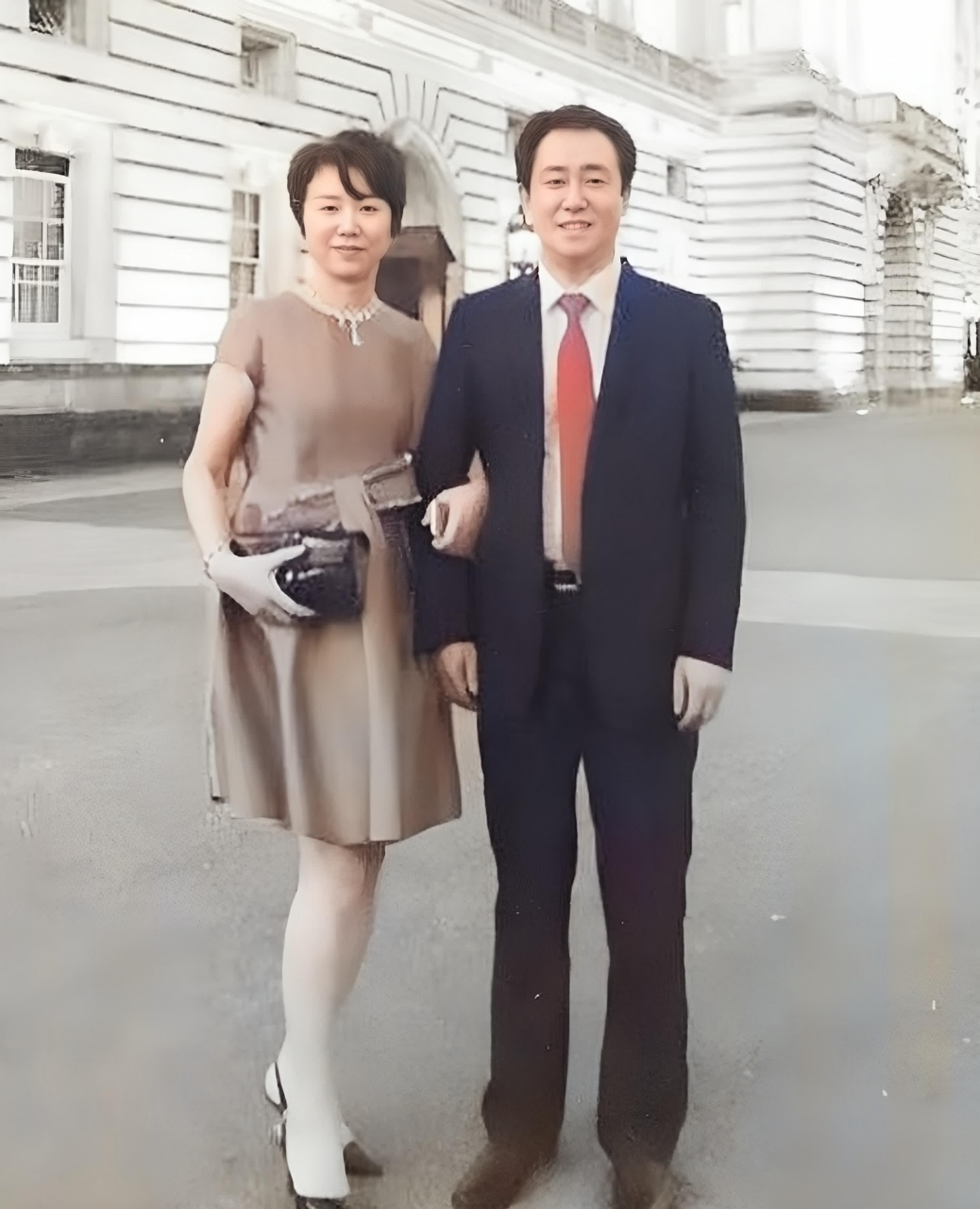 1982年两人第一次见面时,丁玉梅对许家印说:"我借你五美元买一件衬衫!