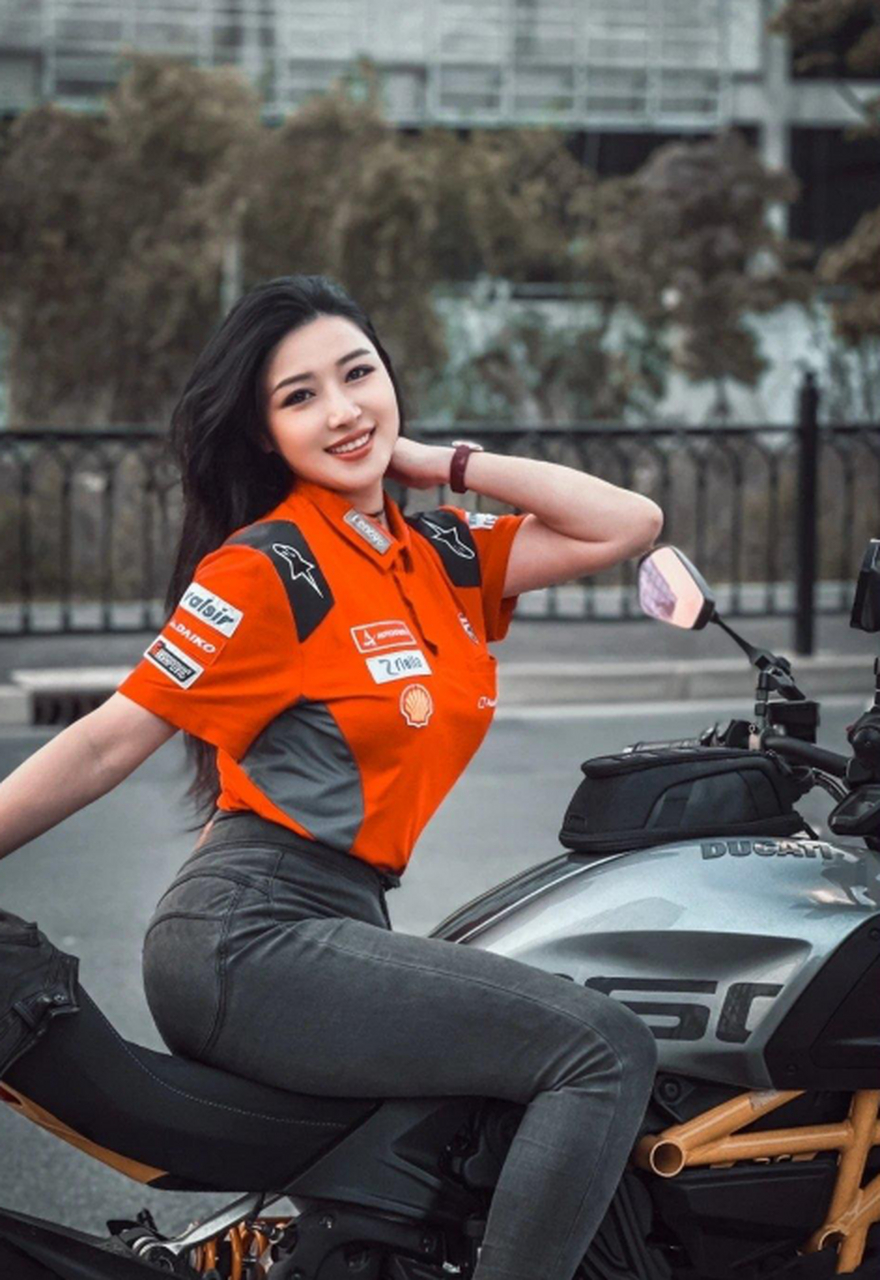 又美又飒的机车小姐姐