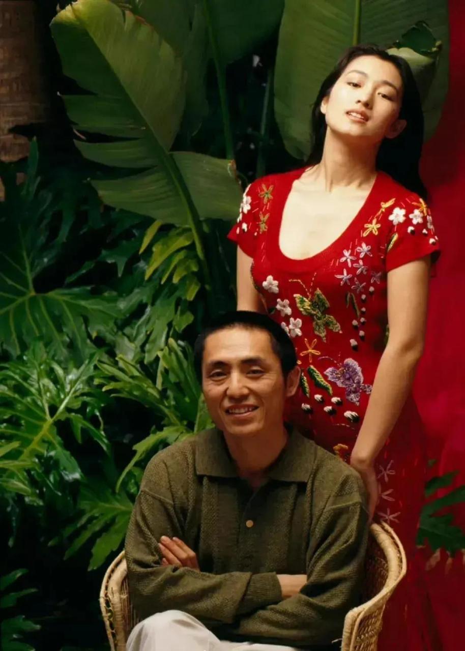 在上个世纪90年代,巩俐年轻貌美,身穿一件红色修身旗袍,与张艺谋拍摄