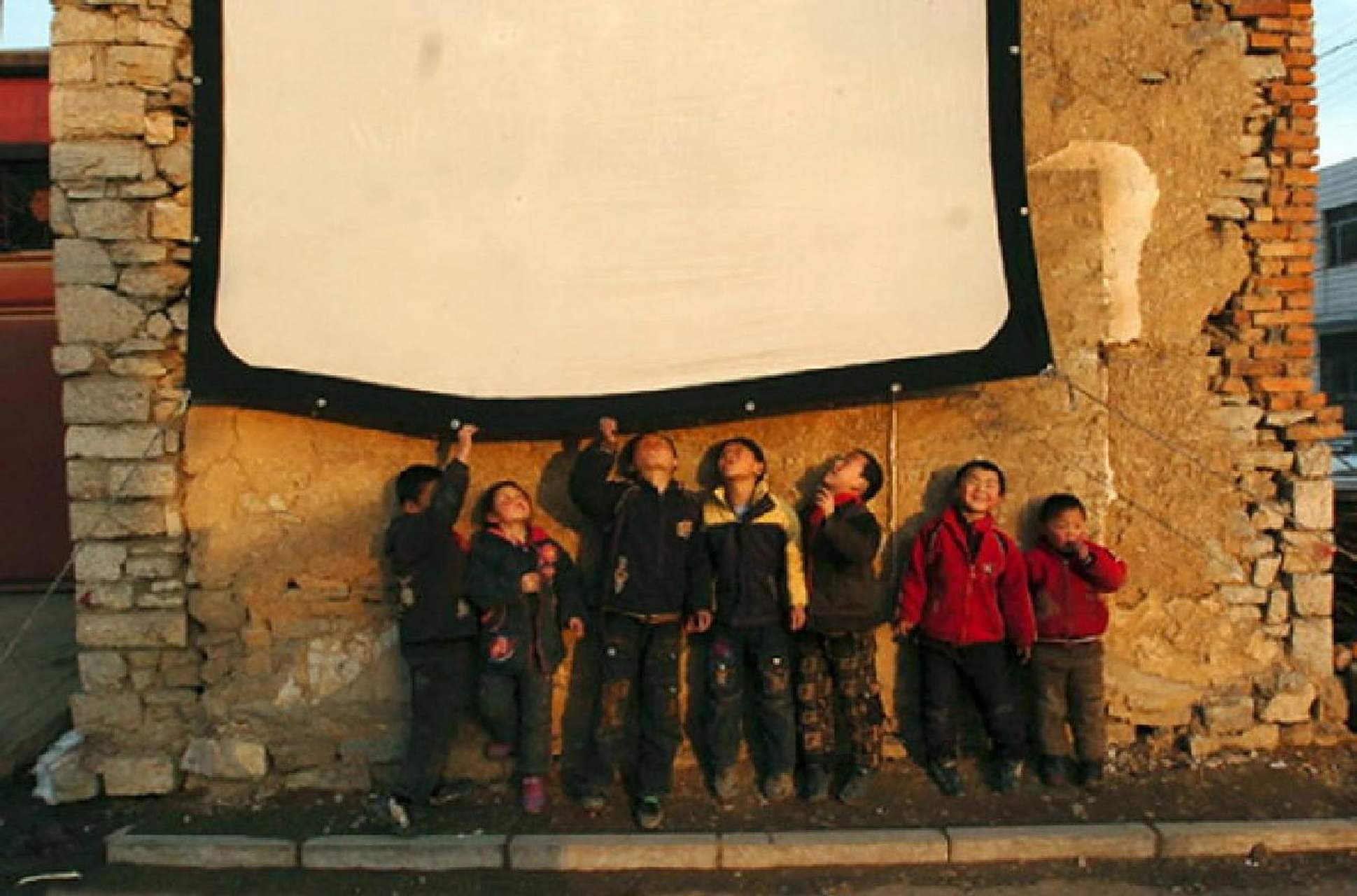 九十年代农村的露天电影.