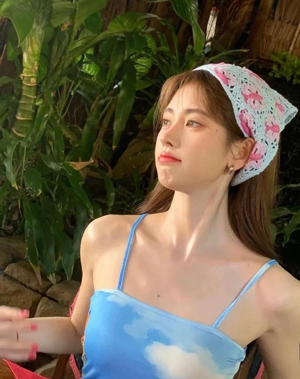 鞠婧祎扎麻花辫穿白裙 回眸甜笑清纯可人