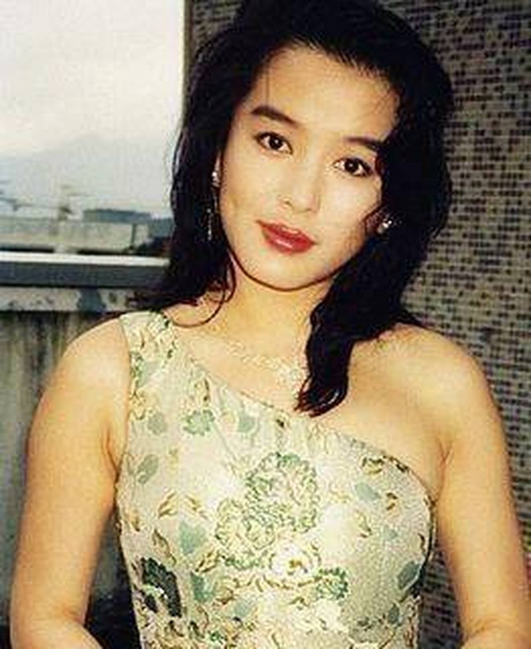 "香港女神"陈加玲:因太漂亮被逼拍三级片,隐退后今52岁成富婆