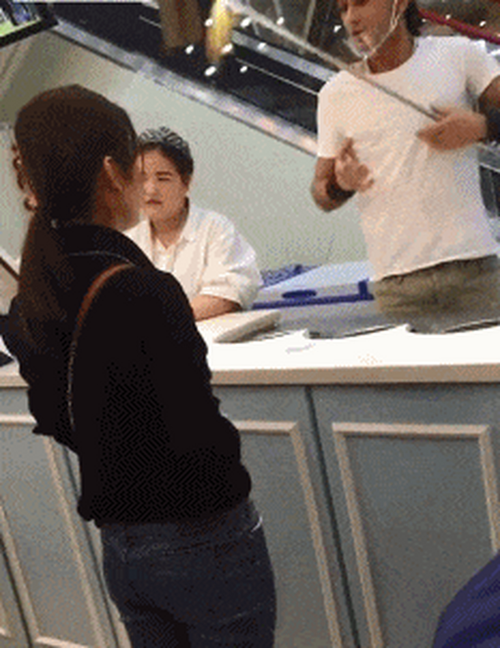 搞笑gif动图:搞笑第二张出奇制胜,妹子真是好手段,卖甜筒的小哥都对你