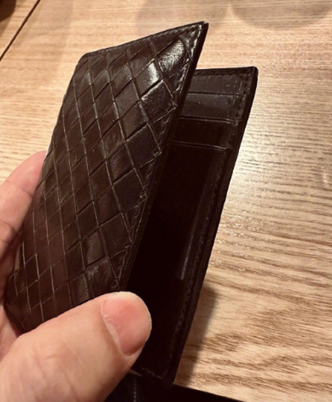 林俊杰晒出了一张钱包的照片,并配文:听说很多人想帮我理财?