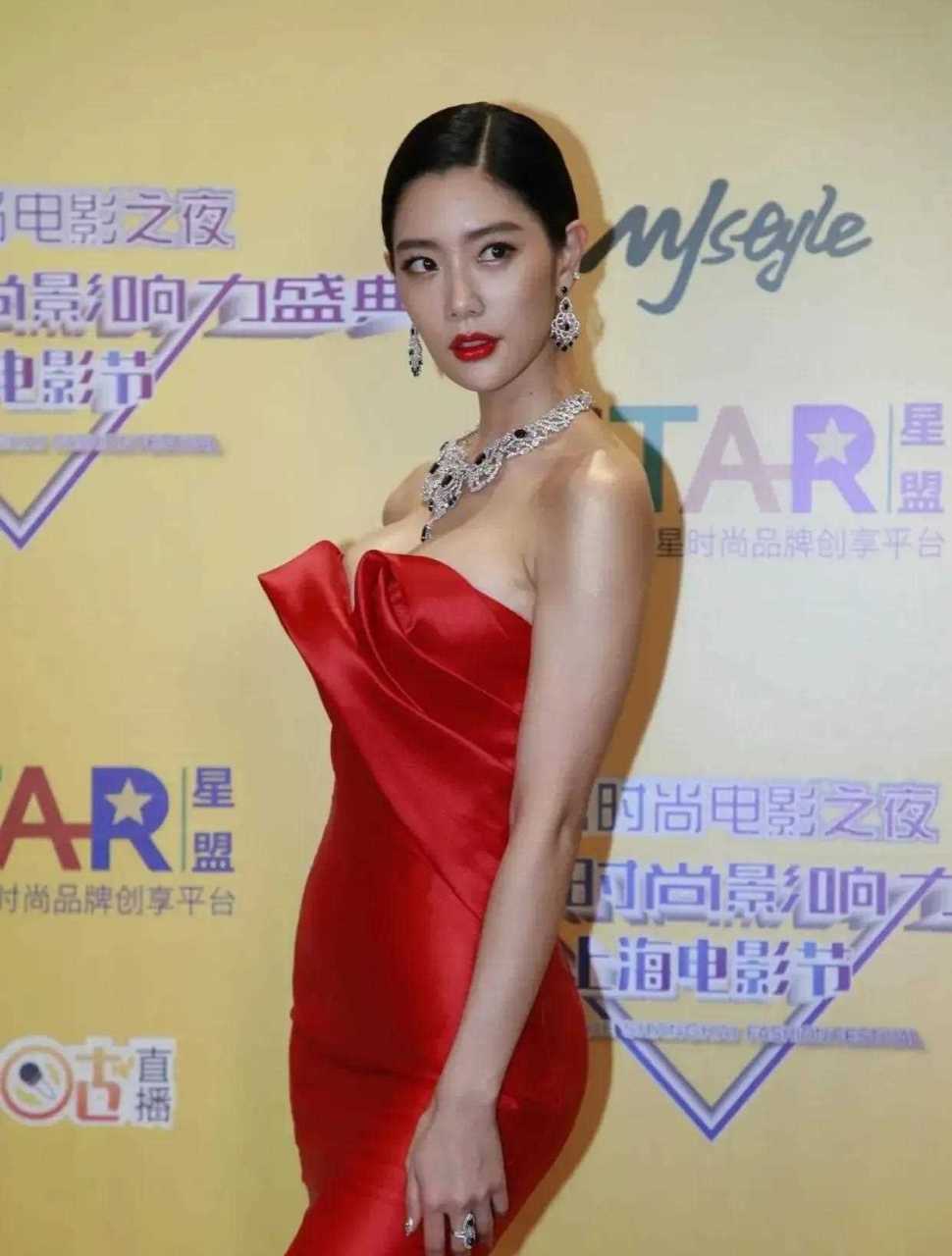 韩国第一美女模特克拉拉 红裙惊艳全场?
