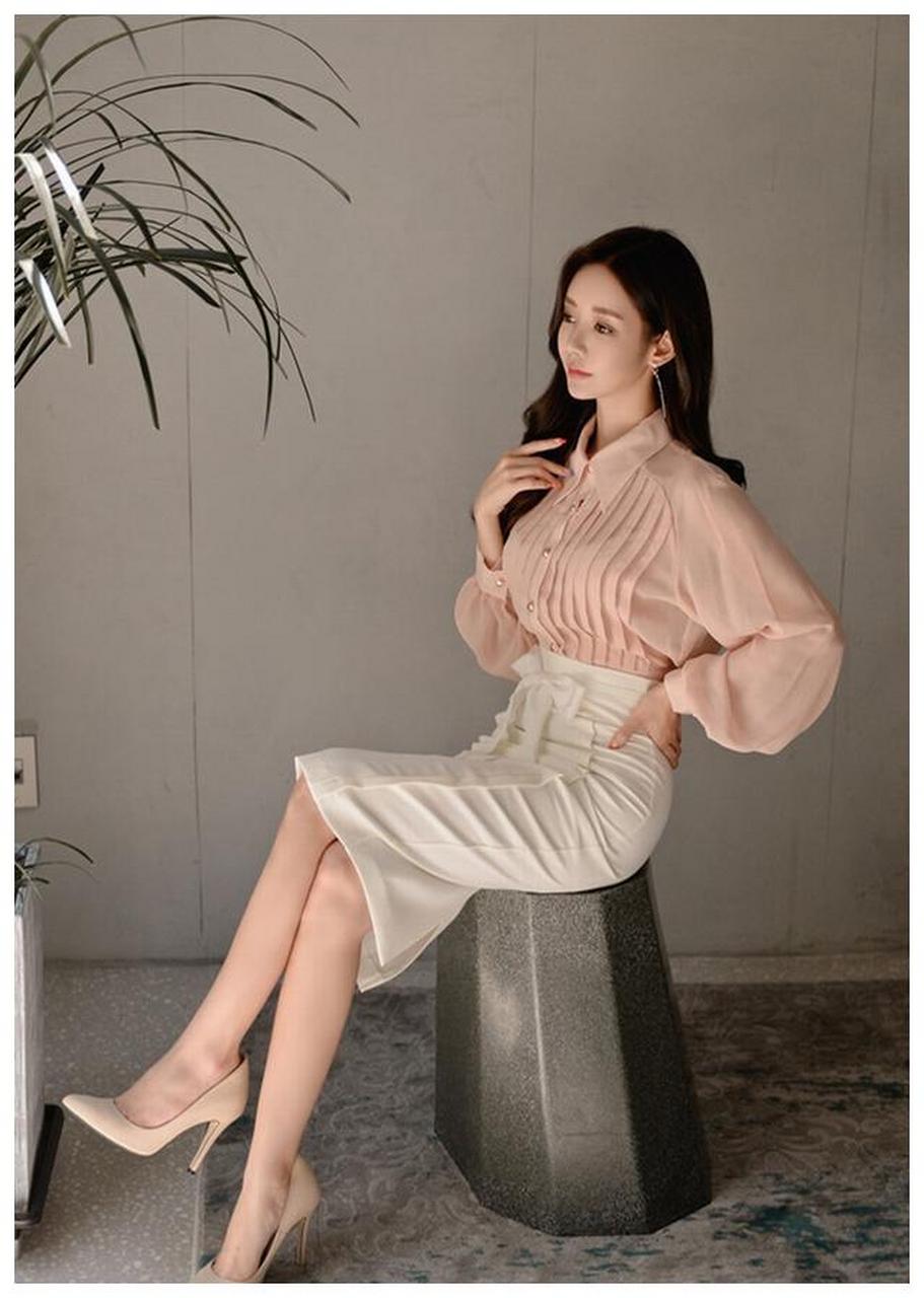 韩国美女孙允珠时尚写真:粉色机车褶皱衬衫搭配玉白蝴蝶结及膝裙