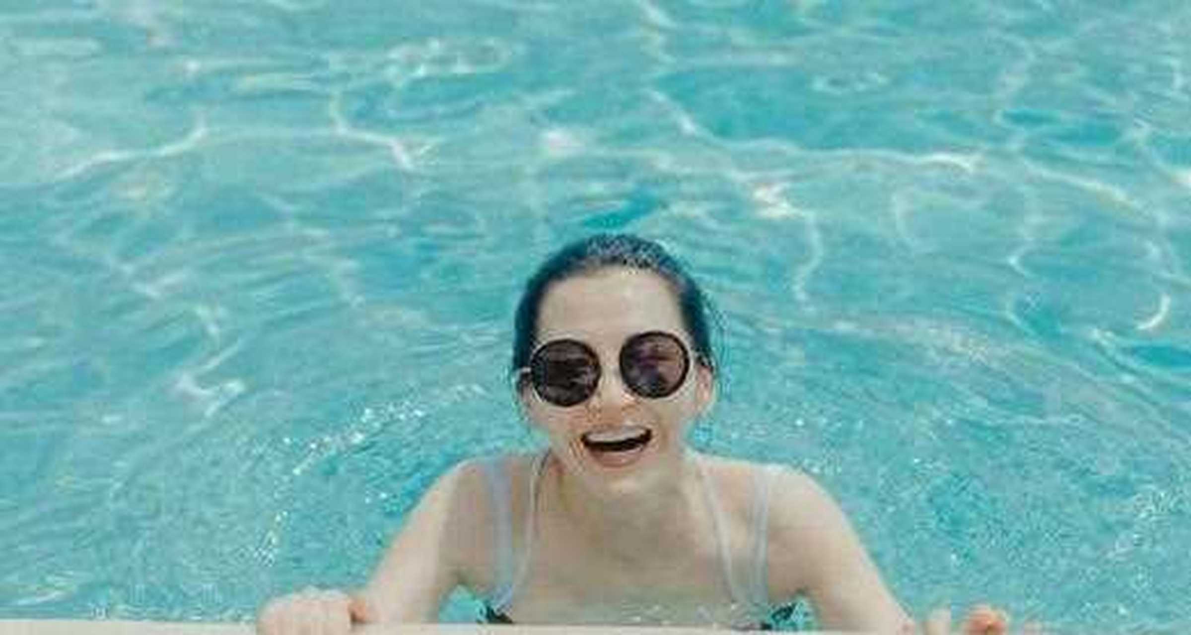 许晴年轻时的游泳旧照,真漂亮[鄙视] 许晴穿着白色一字肩连衣裙,扎着