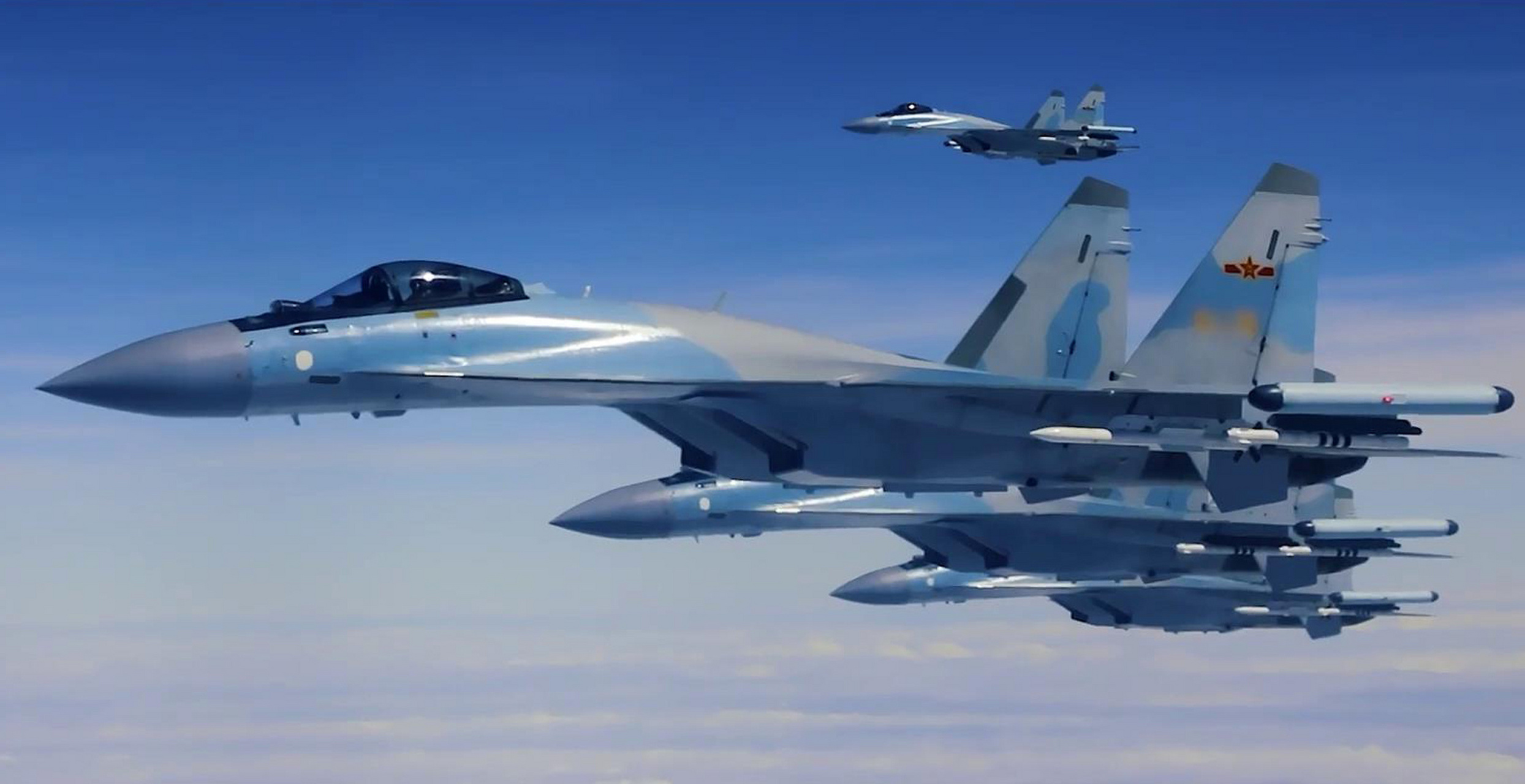中国空军"南霸天"su-35战斗机与运-20运输机编队飞行,还是那个熟悉的"