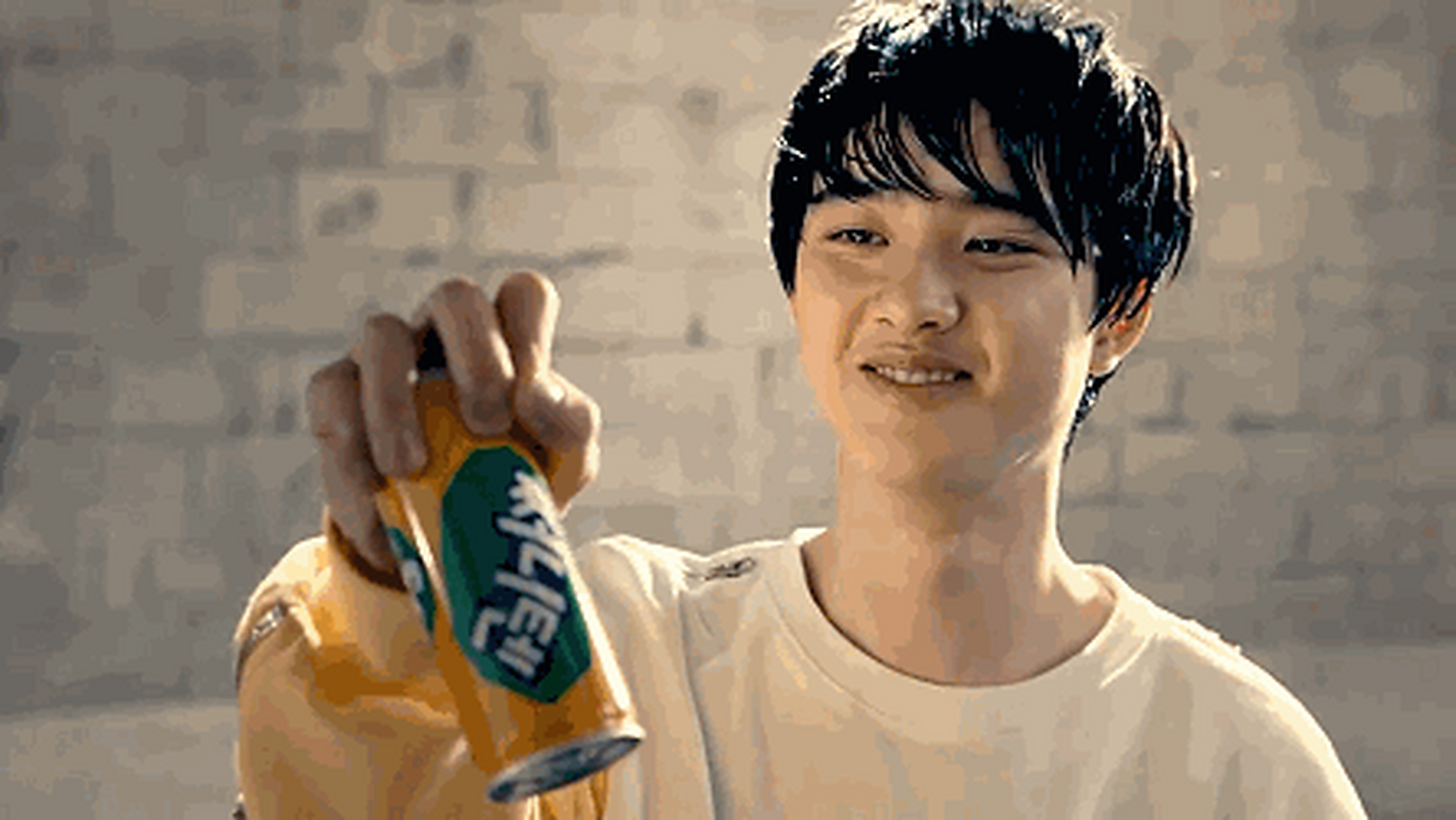 都暻秀独有的具有信赖感的声音,准确的发音,以及征服画面的眼神,完美