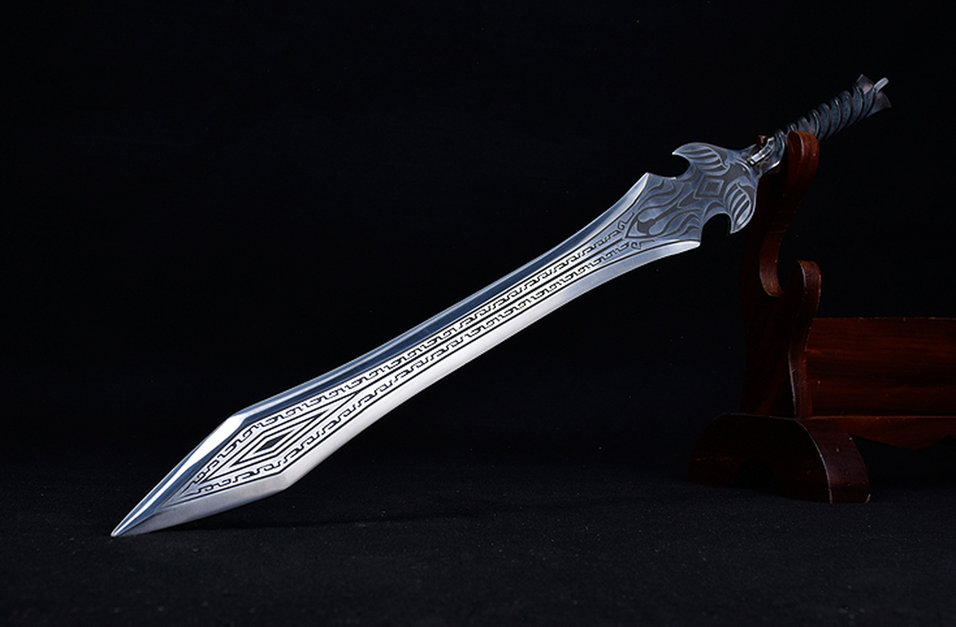 武器# #冷兵器# 朱雀剑,全长79cm,刃长50cm,柄长19cm.总重量约1.