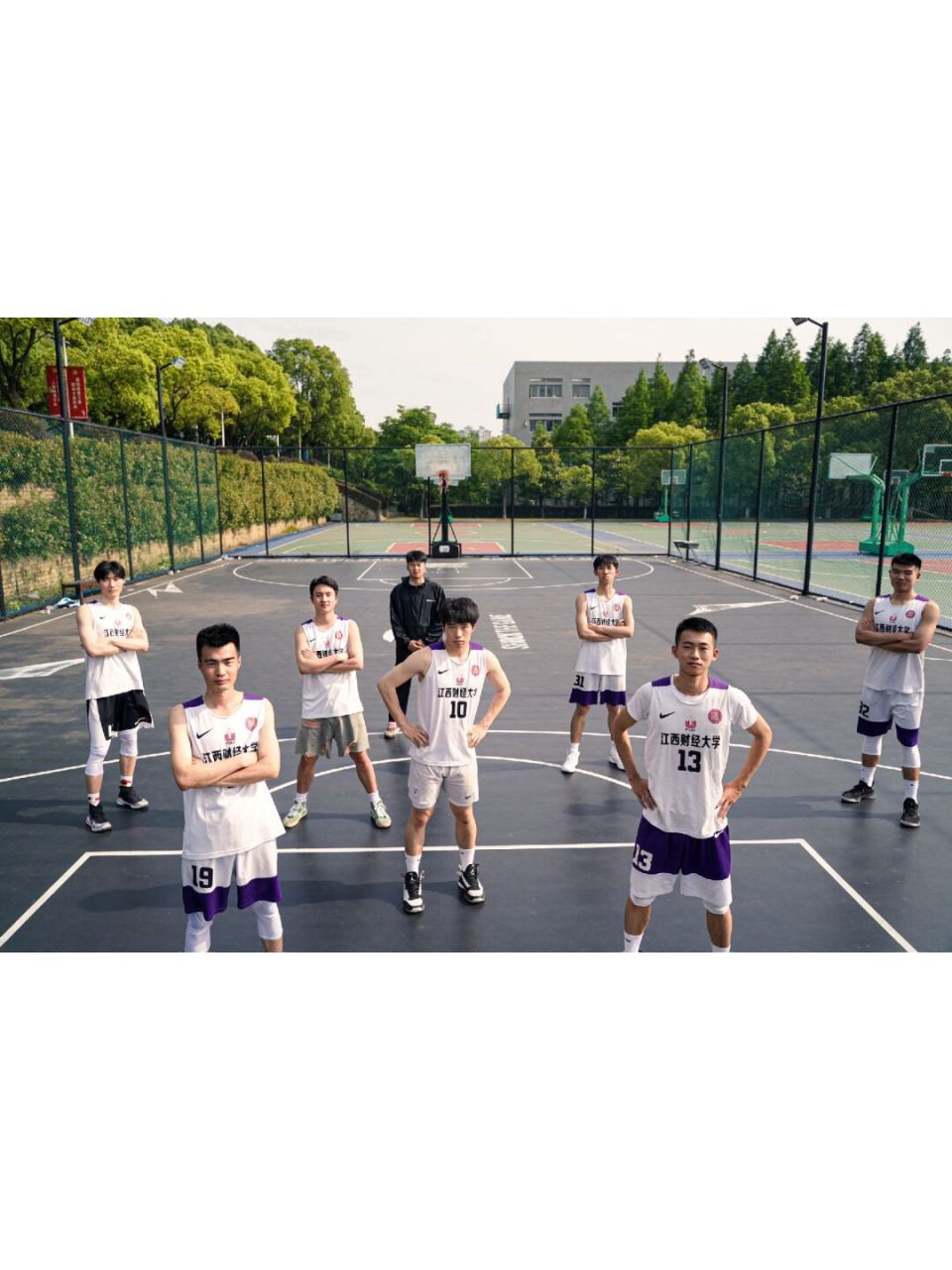 站姿:所有队员可以采取站姿,保持自然,放松的