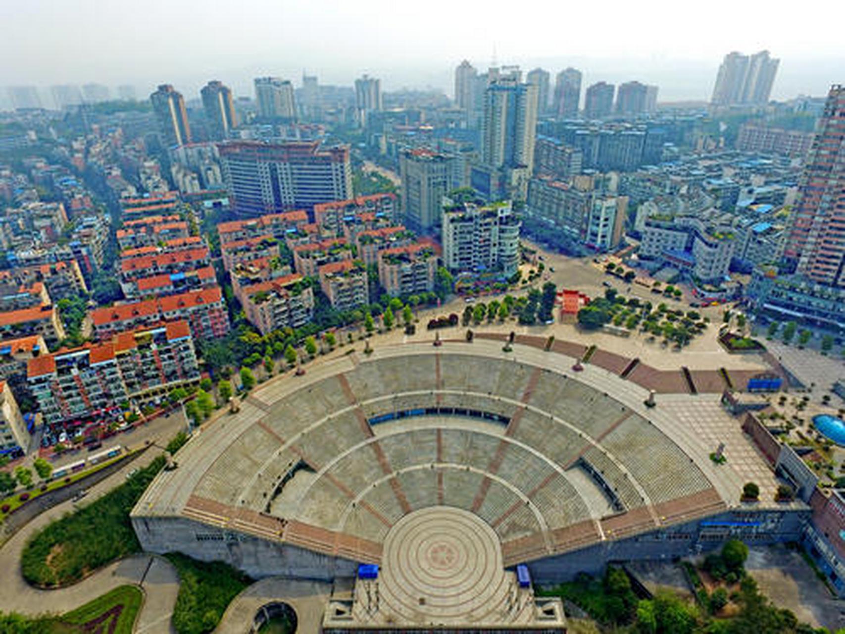 百子图广场位于四川省泸州市的沱江之滨,因拥有清代石刻"文王百子图"