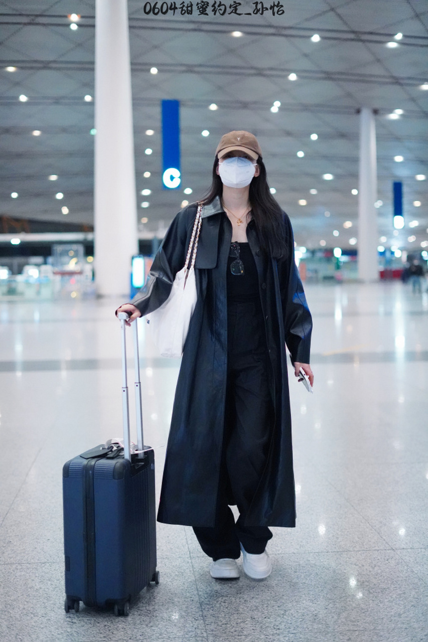 孙怡机场街拍,全黑的早春穿搭!