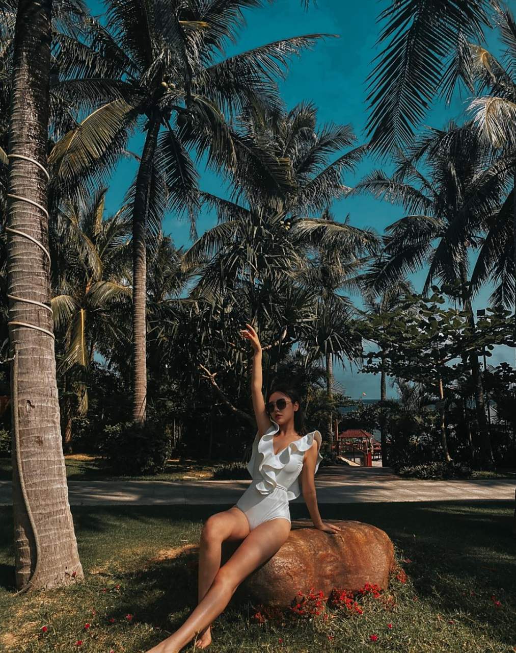 椰林里的黑妹荷叶边白色泳衣健美又俏皮