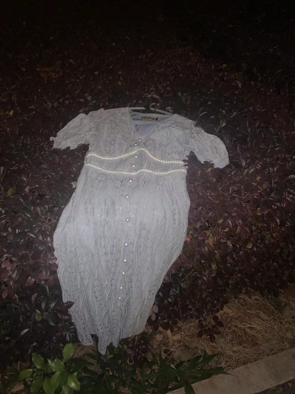 谁家的衣服掉下来了.