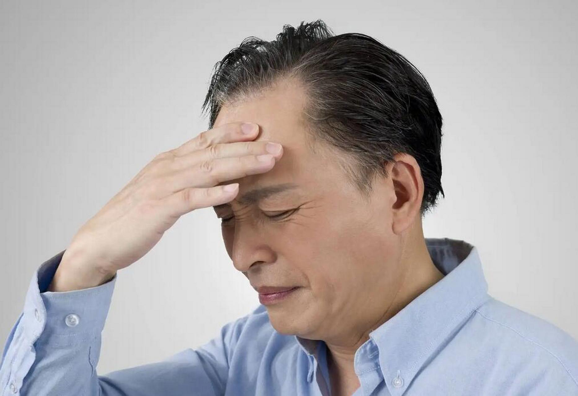 突然出现头部眩晕感,还会伴随恶心呕吐 2.