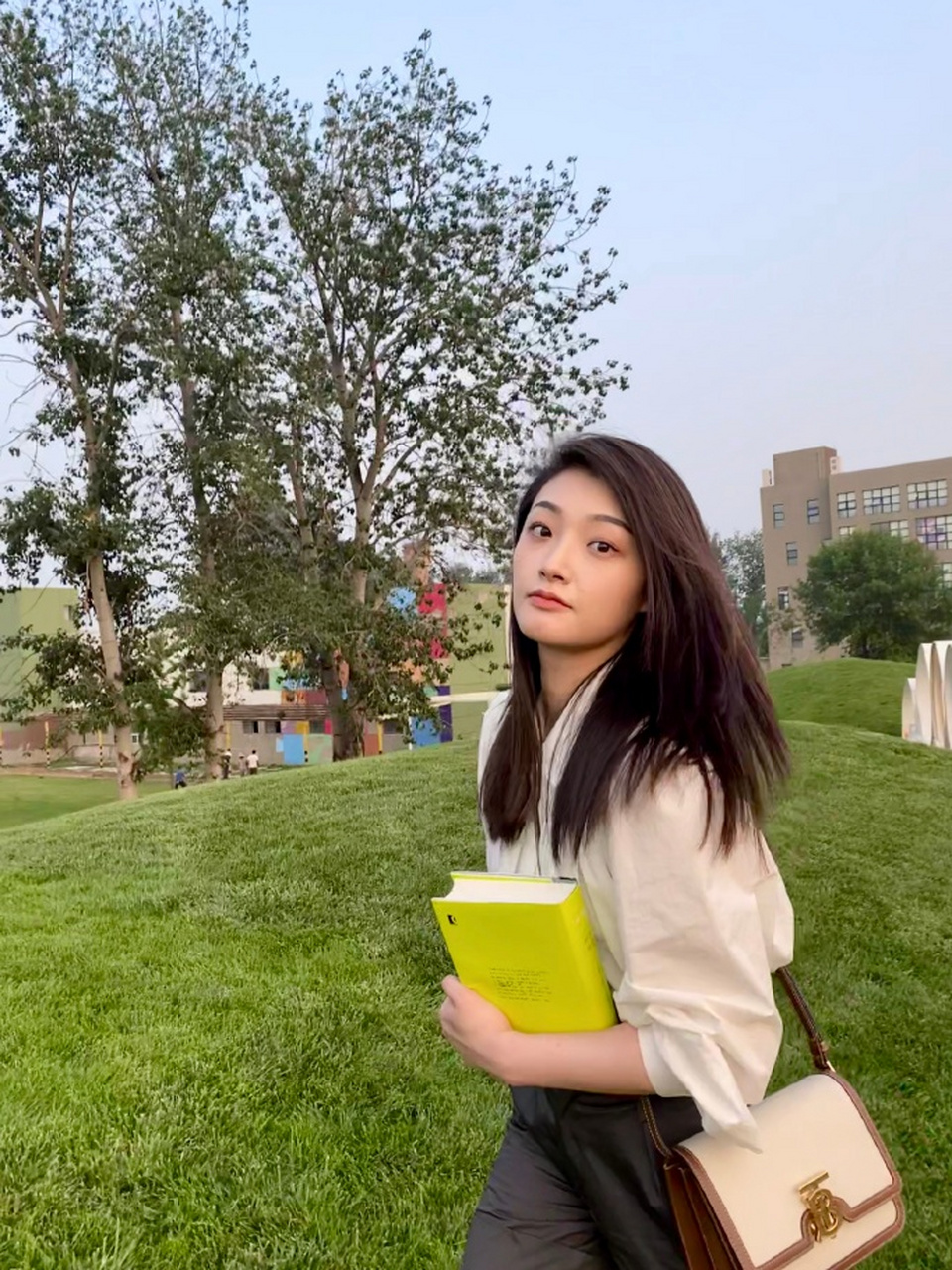 迟茜# 不知道大家还记得这位主持人迟茜不,是中国传媒大学研究生